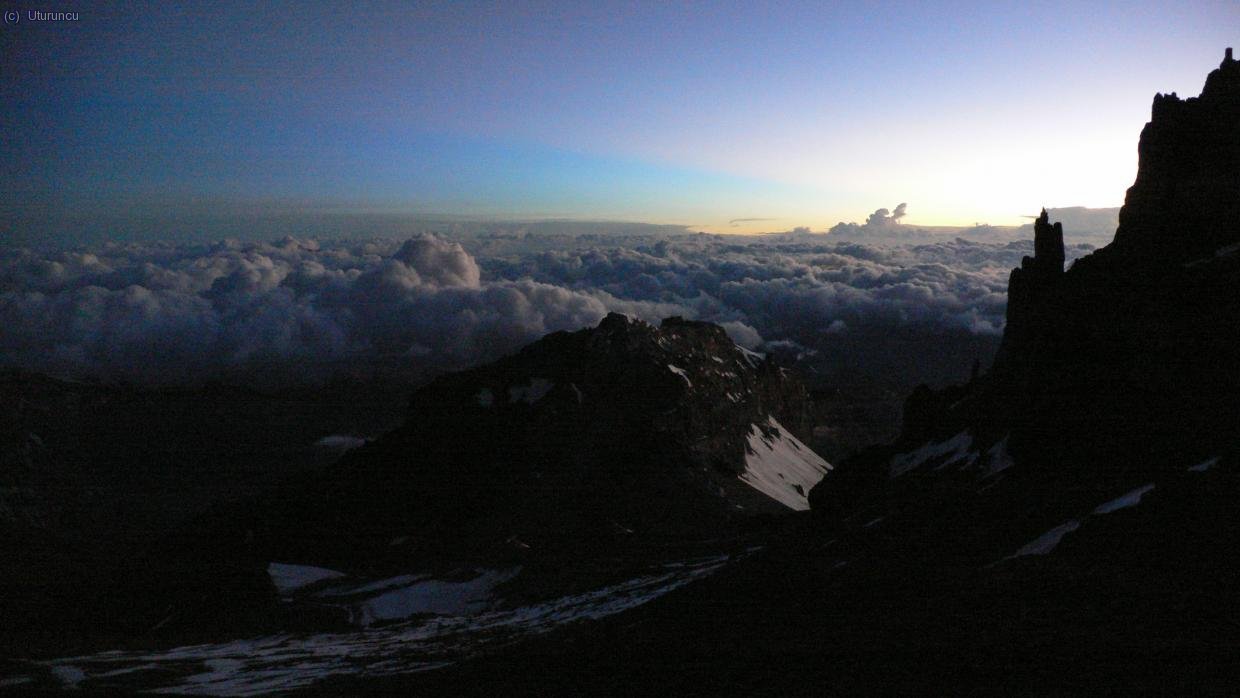 Amanecer sobre el Cerro Ameghino (5980m), desde el Refugio Independencia (6400m)