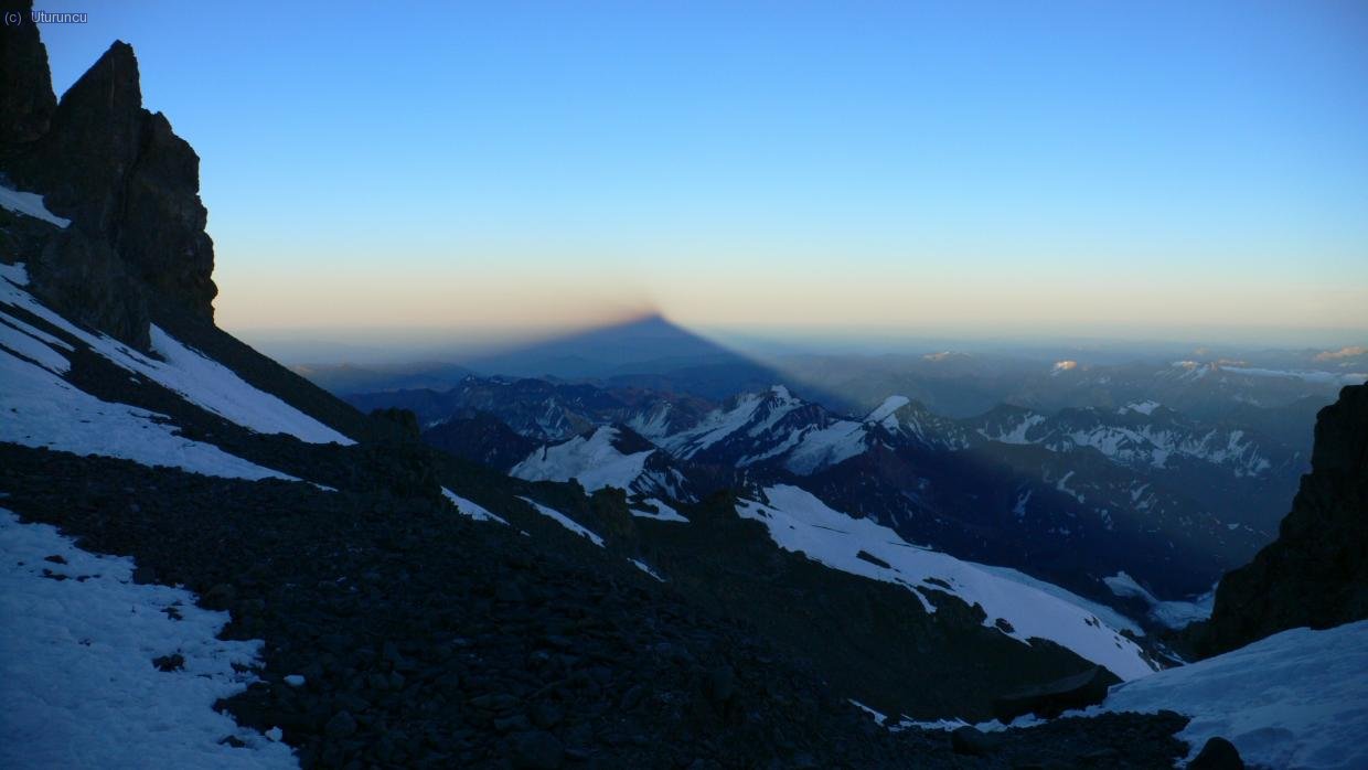 Sombra del Aconcagua al amanecer, desde Independencia