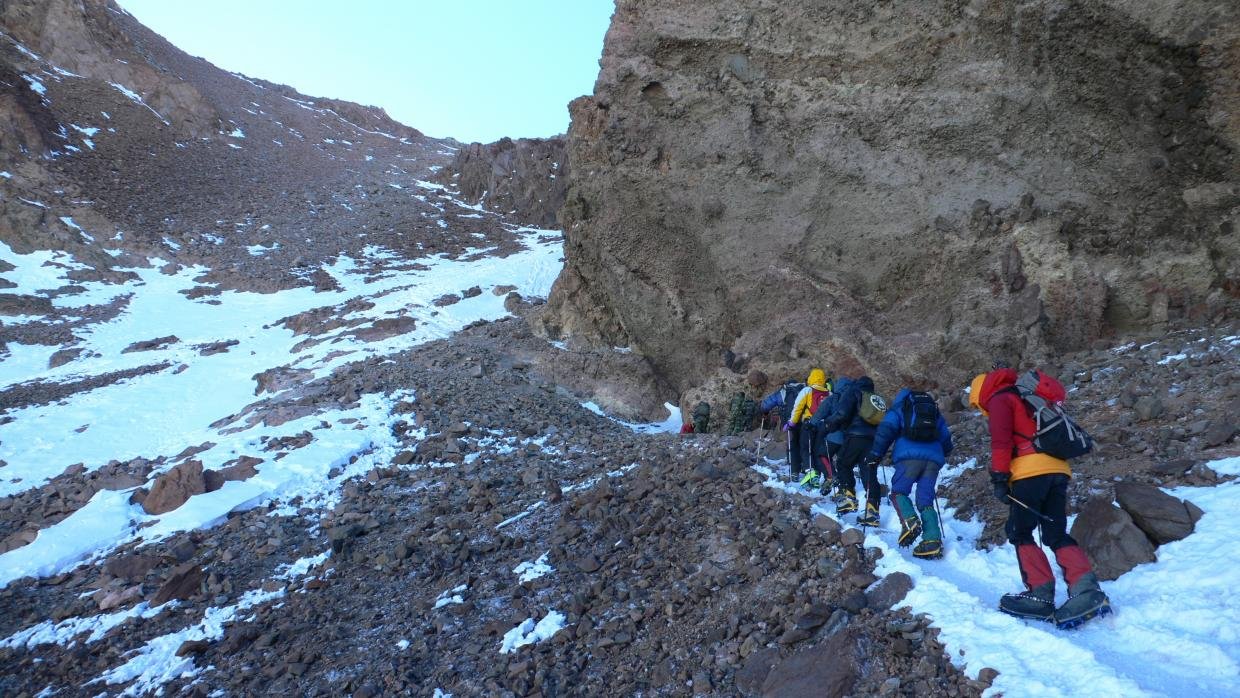 En La Cueva, inicio de la "famosa" Canaleta, que se ve detr&aacute;s (6700m)