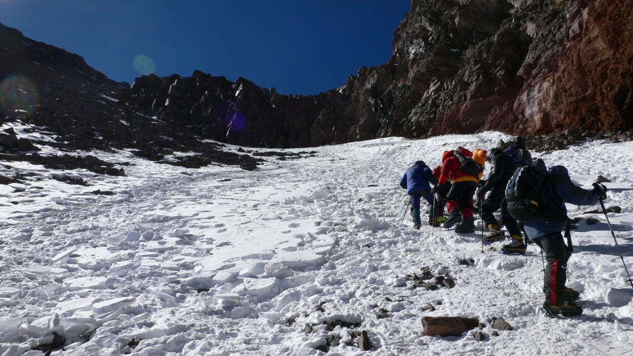 En La Canaleta, por suerte, esta vez con algo de nieve para cramponear, lo que facilit&oacute; el ascenso