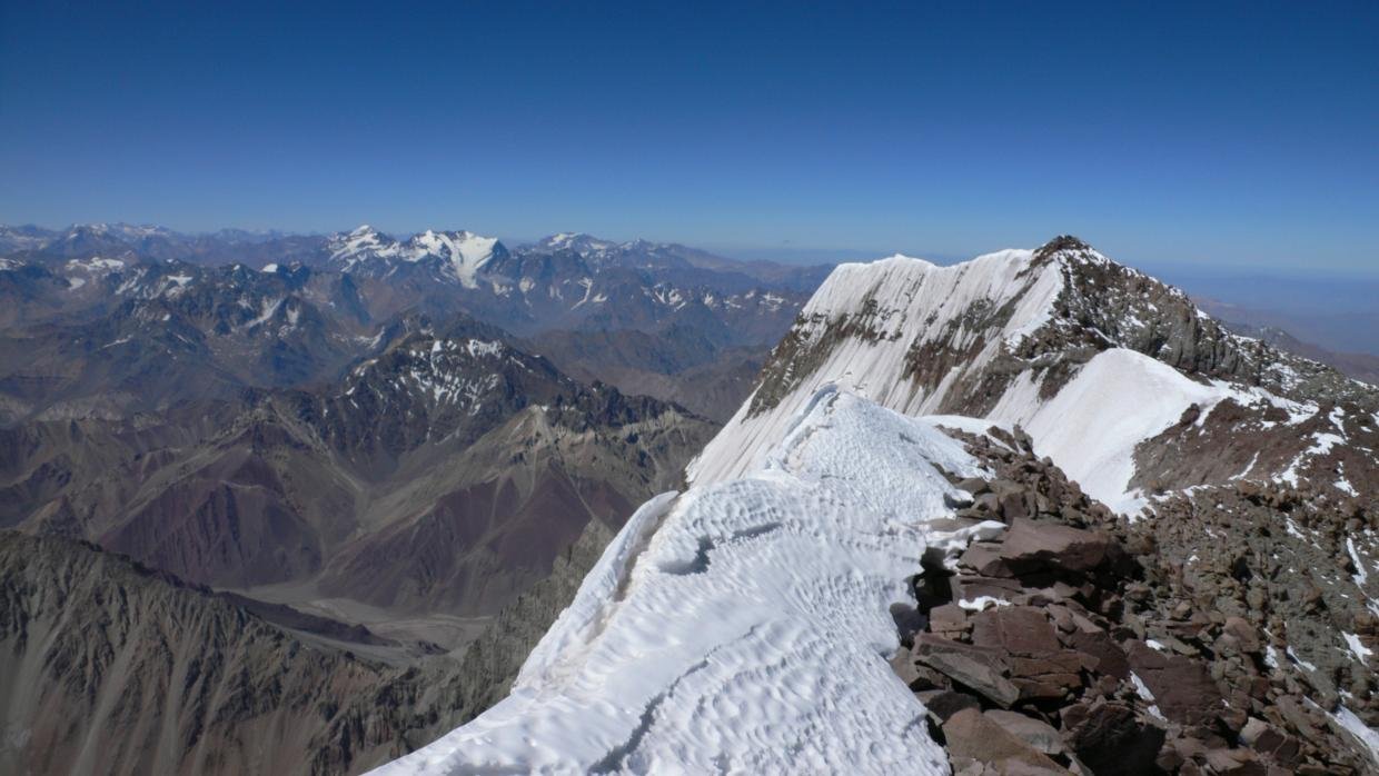 Remontando la cima sur, collado del Guanaco, sobre los 6900m,