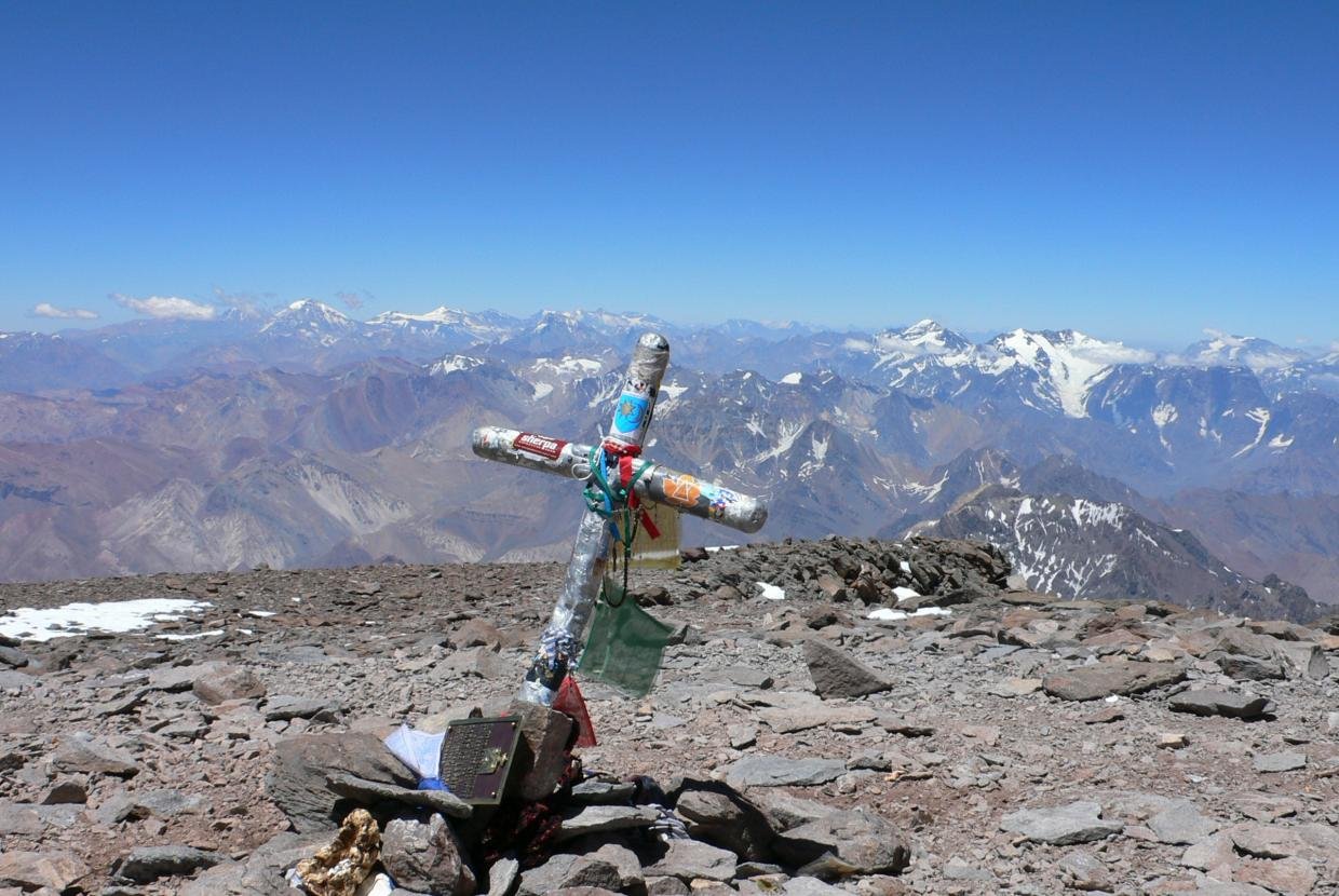 Cumbre del Aconcaguua (6962m).... 
.....de fondo, Cerro Tupungato (izda de la cruz) y cerros El Plomo y Juncal (dcha de la cruz)