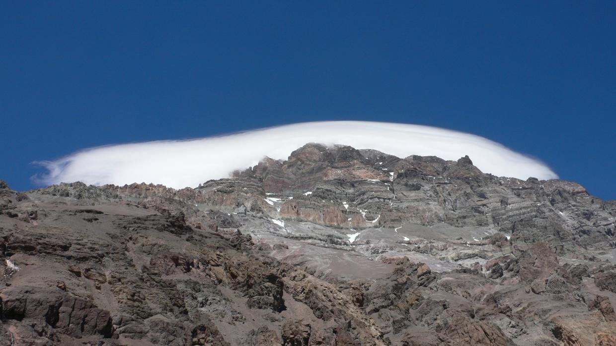 T&iacute;pico hongo de viento sobre la cima del Aconcagua, desde Plaza de Mulas