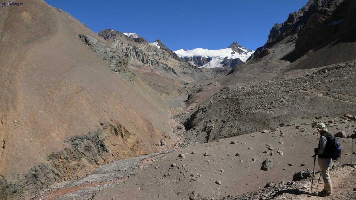 Ascenso hacia Plaza de Mulas por el Horcones Superior. Al fondo, el cerro Cuerno