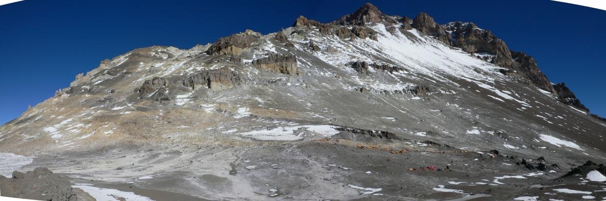 Panor&aacute;mica de la cumbre del Aconcagua desde Nido de C&oacute;ndores. La ruta normal discurre por el lado izquierdo, aqu&iacute; a vista hasta el Campo 2 (C&oacute;lera)