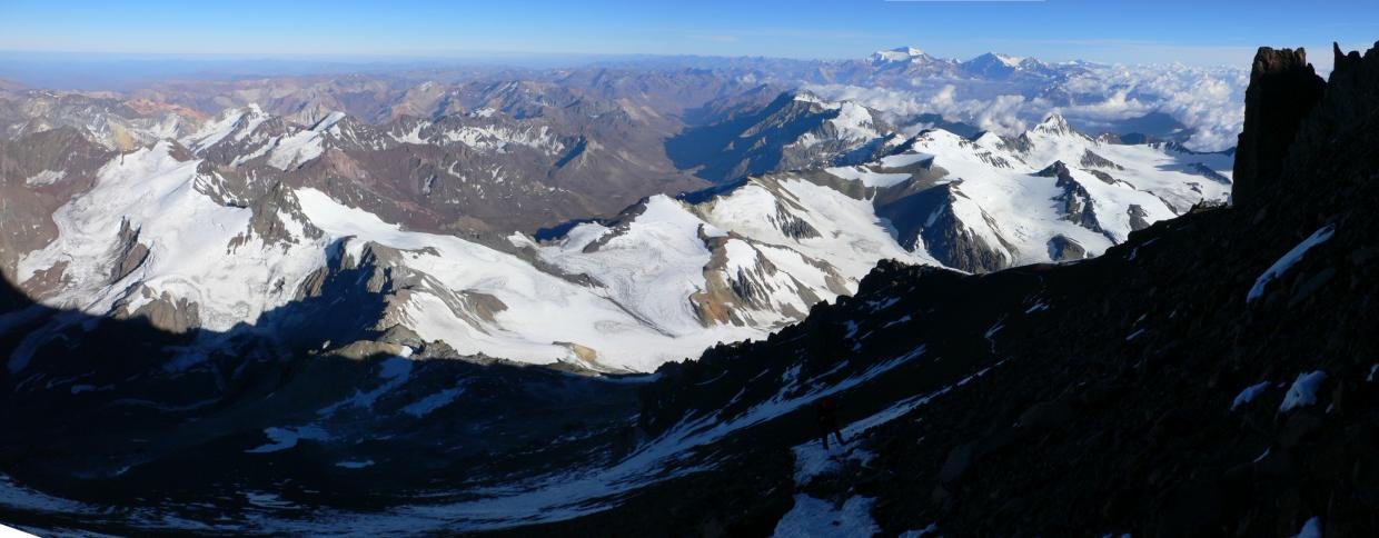 Panor&aacute;mica desde la traves&iacute;a de los Vientos, con el glaciar Gussfeldt detr&aacute;s y el Cerro Mercedario