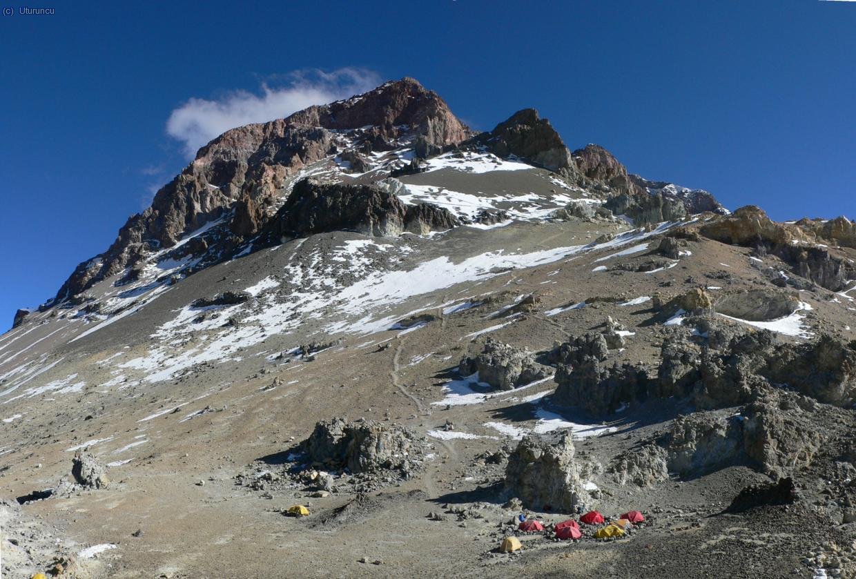 Cumbre del Aconcagua vista desde el Campo Plaza C&oacute;lera, con el recorrido de la ruta normal a la vista hasta Independencia