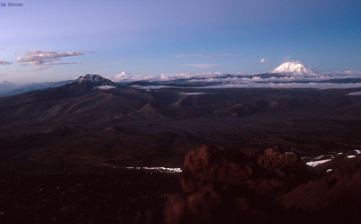 Amanecer subiendo al Cotopaxi. Detr&aacute;s, Rumi&ntilde;ahui, Cayambe (fondo) y Antisana (derecha)