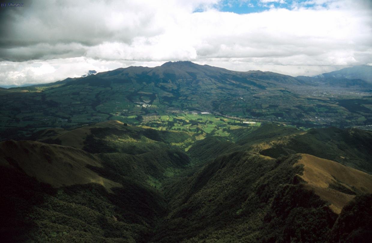 Valle central desde Pasochoa. Detr&aacute;s, el Atacazo