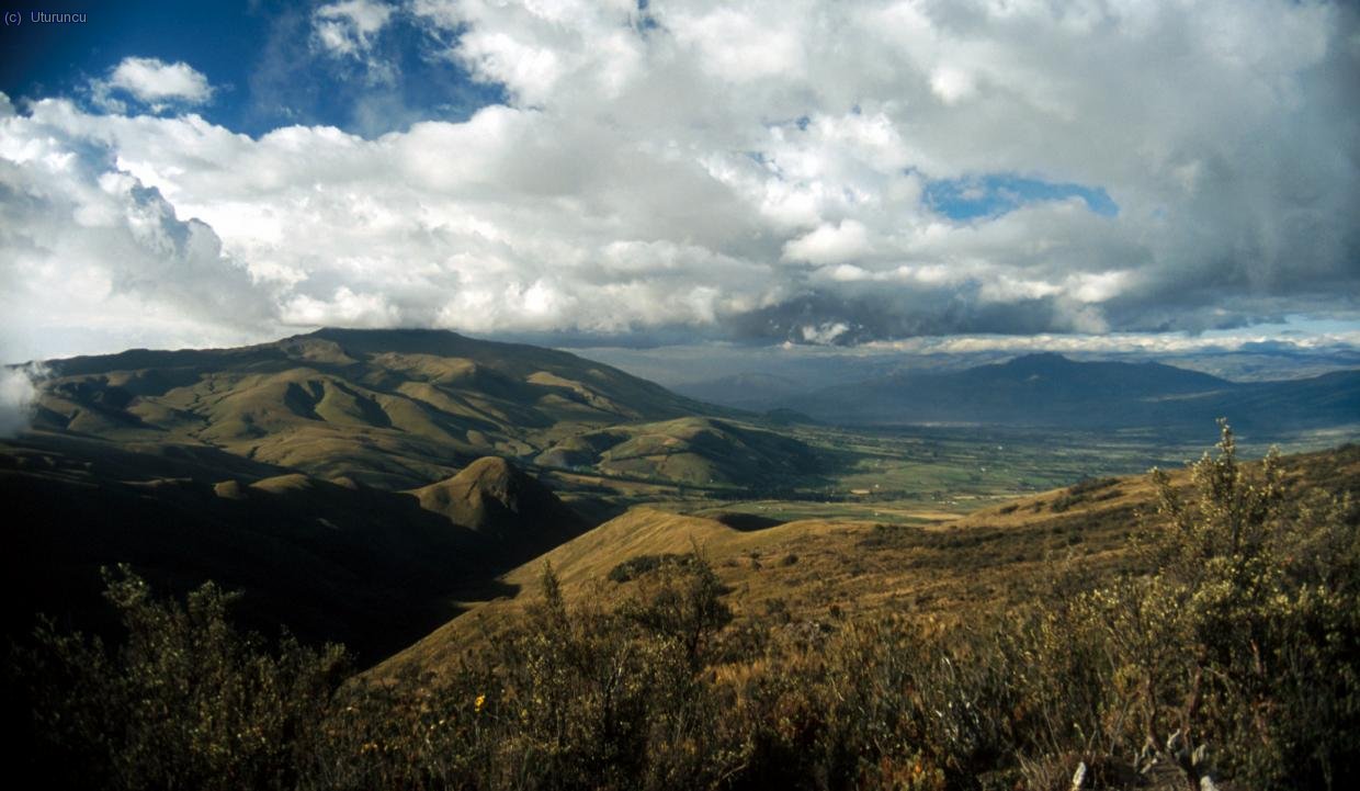 Subiendo al refugio de Ilinizas, detr&aacute;s el pico Coraz&oacute;n entre nubes