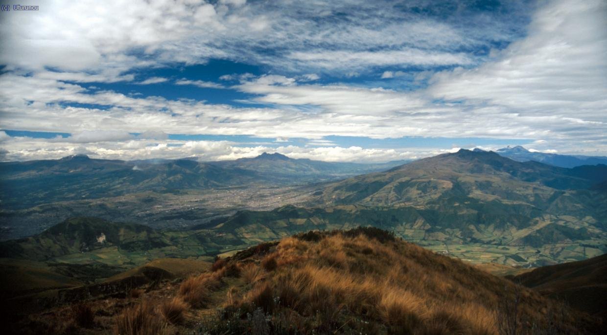 Valles centrales y Quito debajo desde Pichincha. Derecha, fondo, los Ilinizas