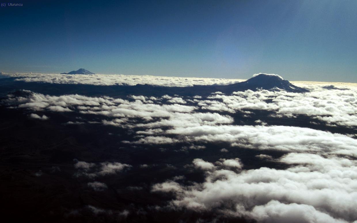 Cayambe (izda fondo) y Antisana (dcha) desde el Cotopaxi