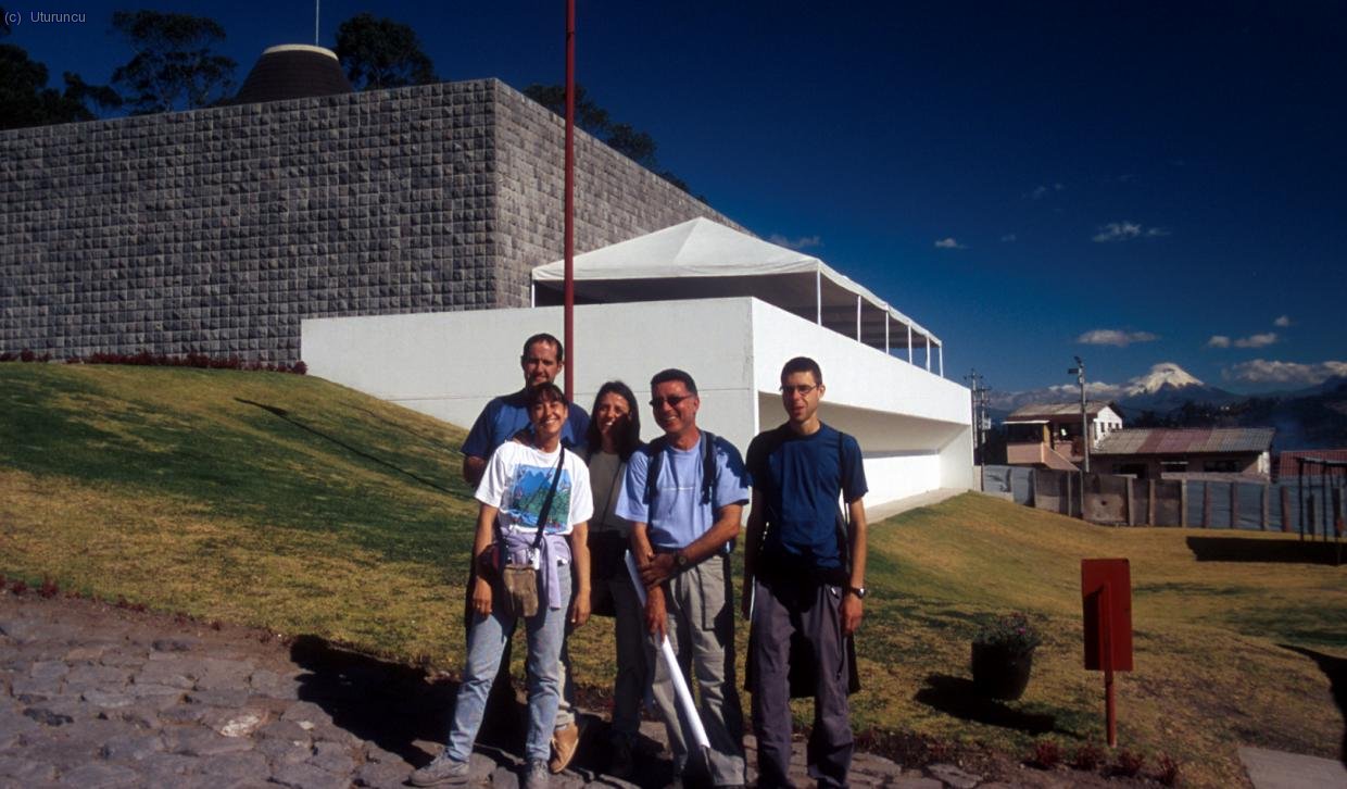 En el museo Guayasam&iacute;n de Quito: Quietman, Fati, CarmenFM, Julio, y Dani. Detr&aacute;s, al fondo a la derecha, se vislumbra el Cotopaxi