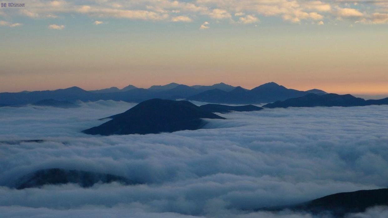 Mar de nubes sobre el valle de Dega&ntilde;a y las Fuentes del Narcea