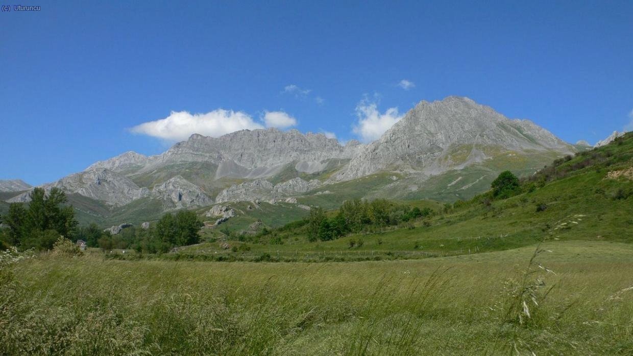 Pe&ntilde;a Ubi&ntilde;a (derecha) y el Font&aacute;n (Ubi&ntilde;as sur y norte, 2417m) desde cerca de San Emiliano (Babia,Le&oacute;n)