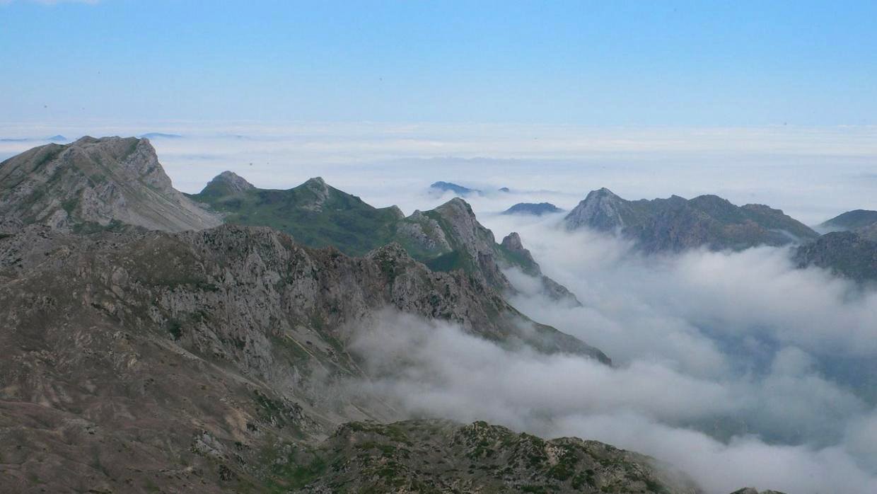 Pe&ntilde;a Chana (2080m) y Mortera, cumbres de Somiedo, desde Pe&ntilde;a Orniz