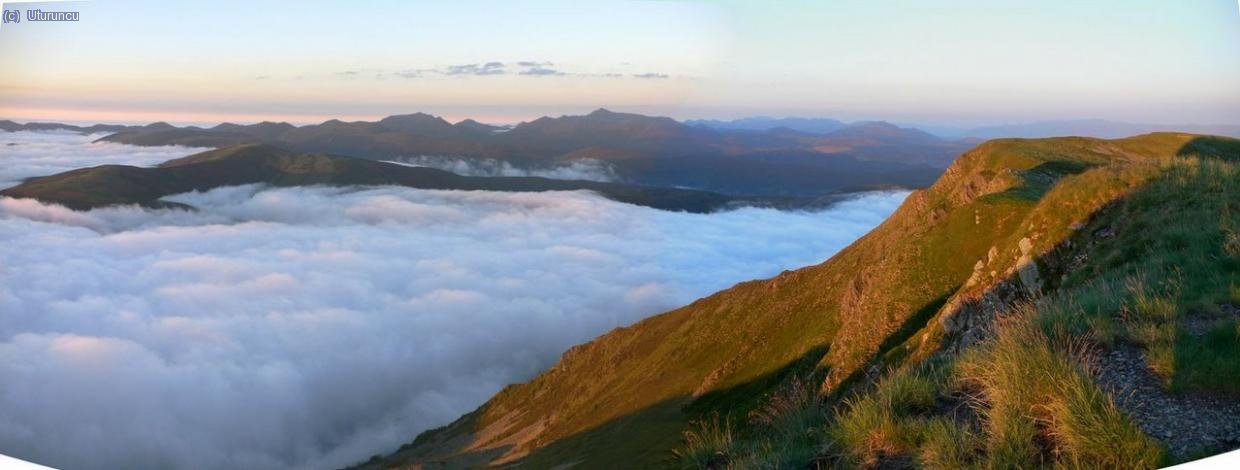 Valle del Alto Naviego, bajo la niebla, desde el Cueto de Arb&aacute;s