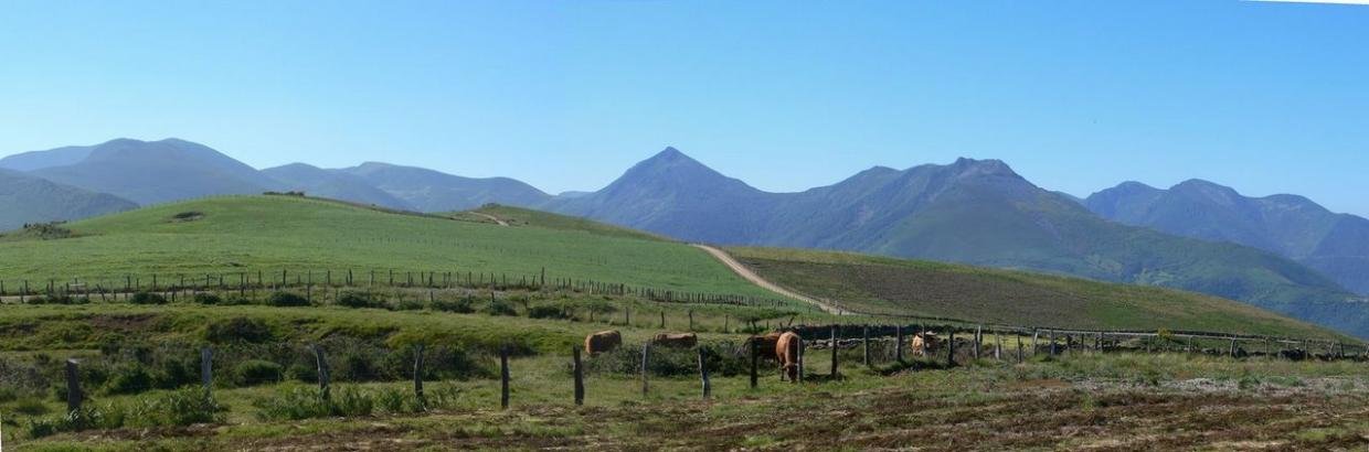 Fuentes del Narcea, con el Pico Caniellas (1921m)