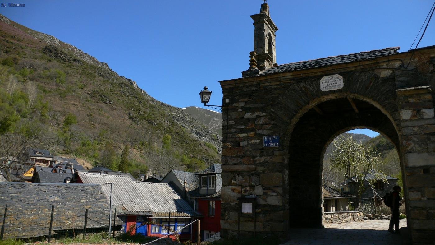 La ascensi&oacute;n comienza en el pintoresco pueblo de Colinas del Campo de Mart&iacute;n Moro (Alto Boeza, Bierzo, Le&oacute;n, 1050m)