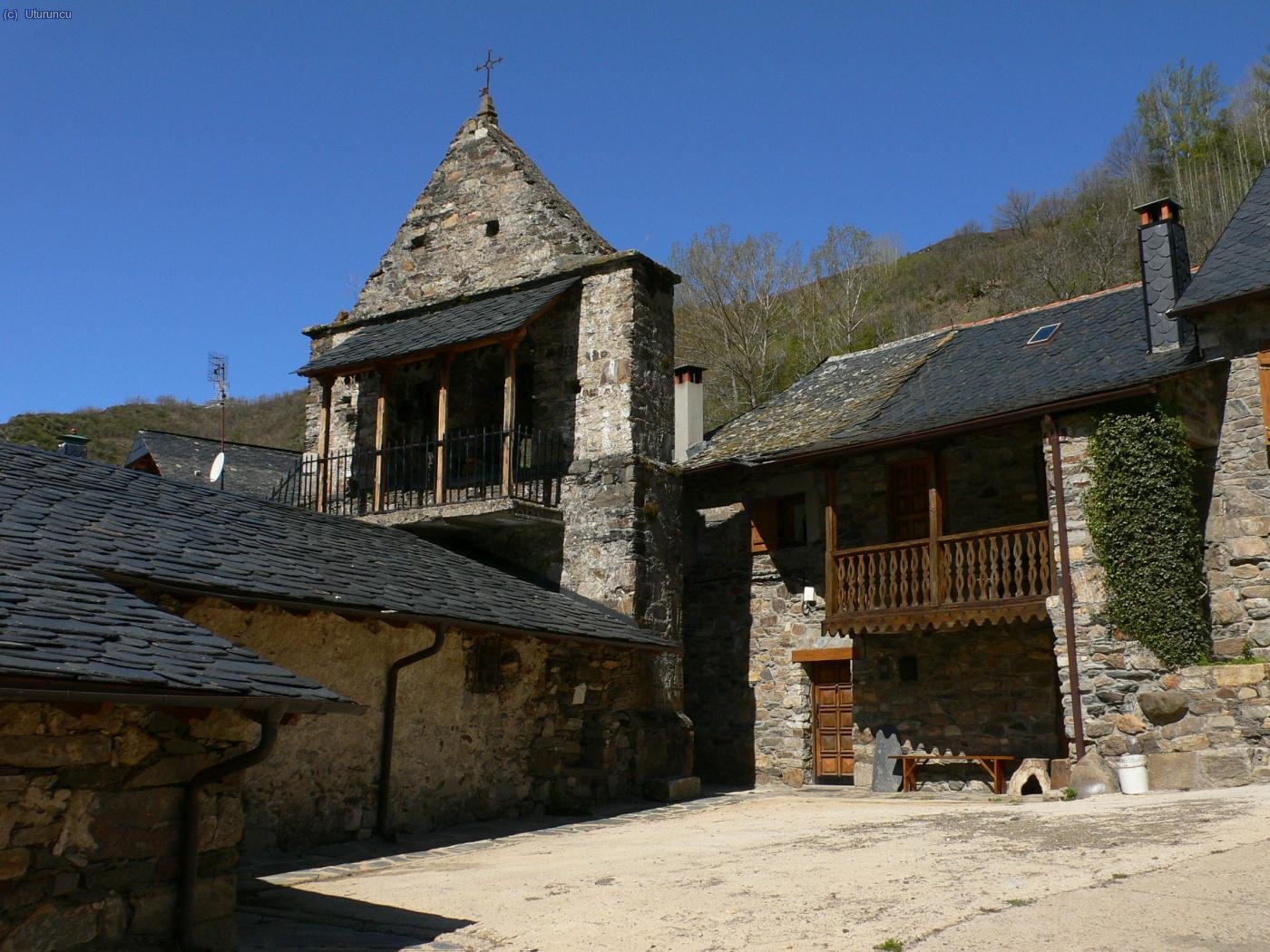 Iglesia con t&iacute;pica torre de espada&ntilde;a leonesa en Colinas del Campo