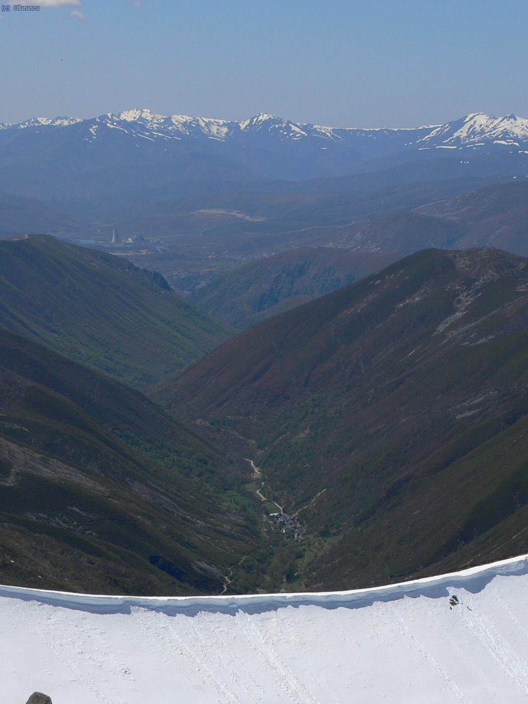 Valle de Salentinos desde el Catoute. Al fondo, Sierra de Los Ancares.