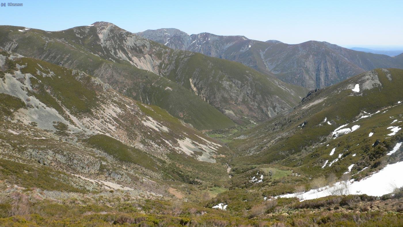 Vista del valle por el que se realiza la ascensión, que es el más frecuentado. Al fondo, el Pico Arcos del Agua (2065m)