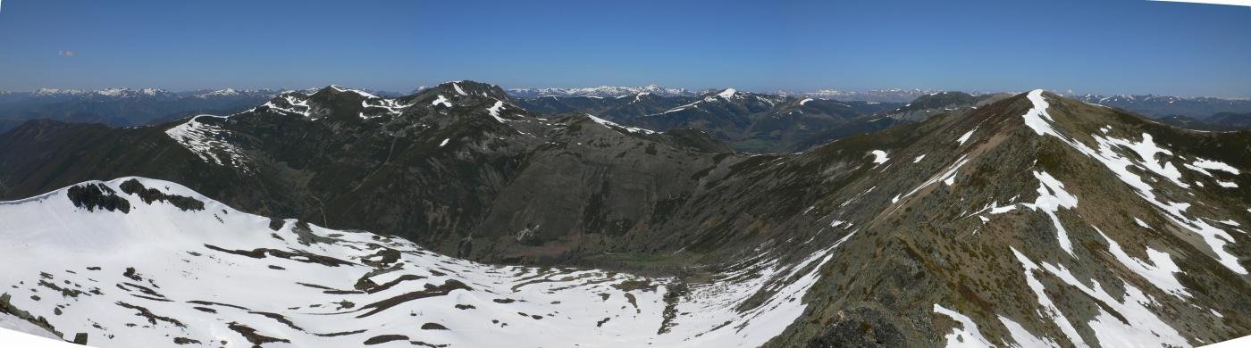 Panorama de la Sierra de Gistredo con el Pico Valdeiglesias (2140m), el Nevadín, el Tambarón y el Catoute Este. De fondo, la Cornisa Cantábrica occidental.
