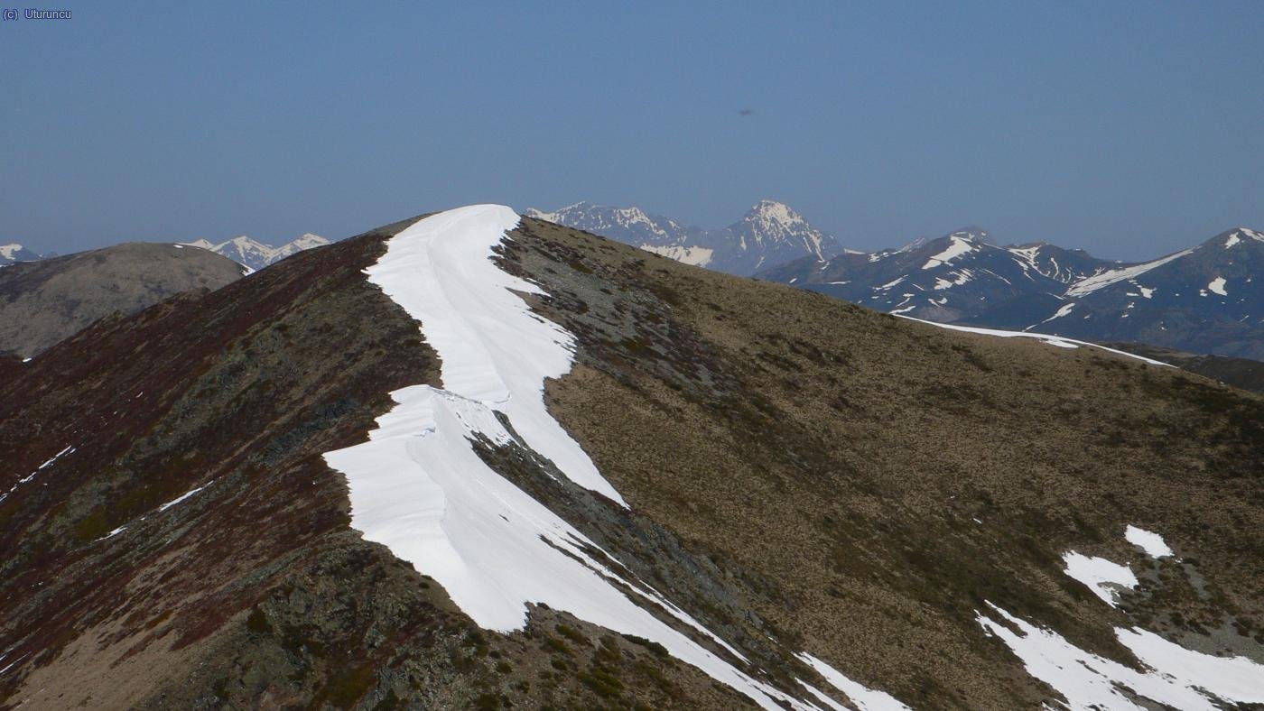 Vista del Catoute E (2117m) desde el Catoute (v&eacute;rtice) con la cresta que los une. Al fondo de la foto, las Ubi&ntilde;as.
