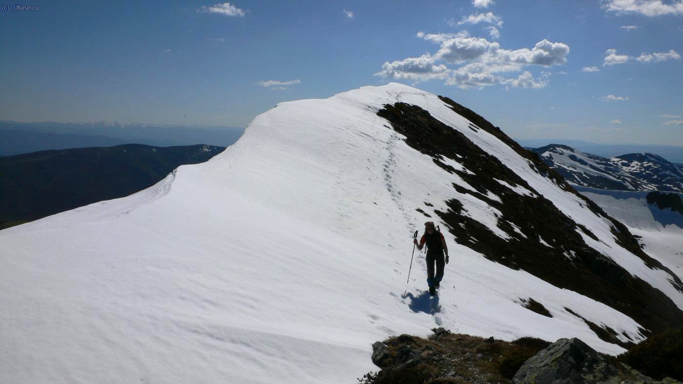 Alcanzando el Catoute Este, de 2117m por la cresta, que aun se mantiene encornisada