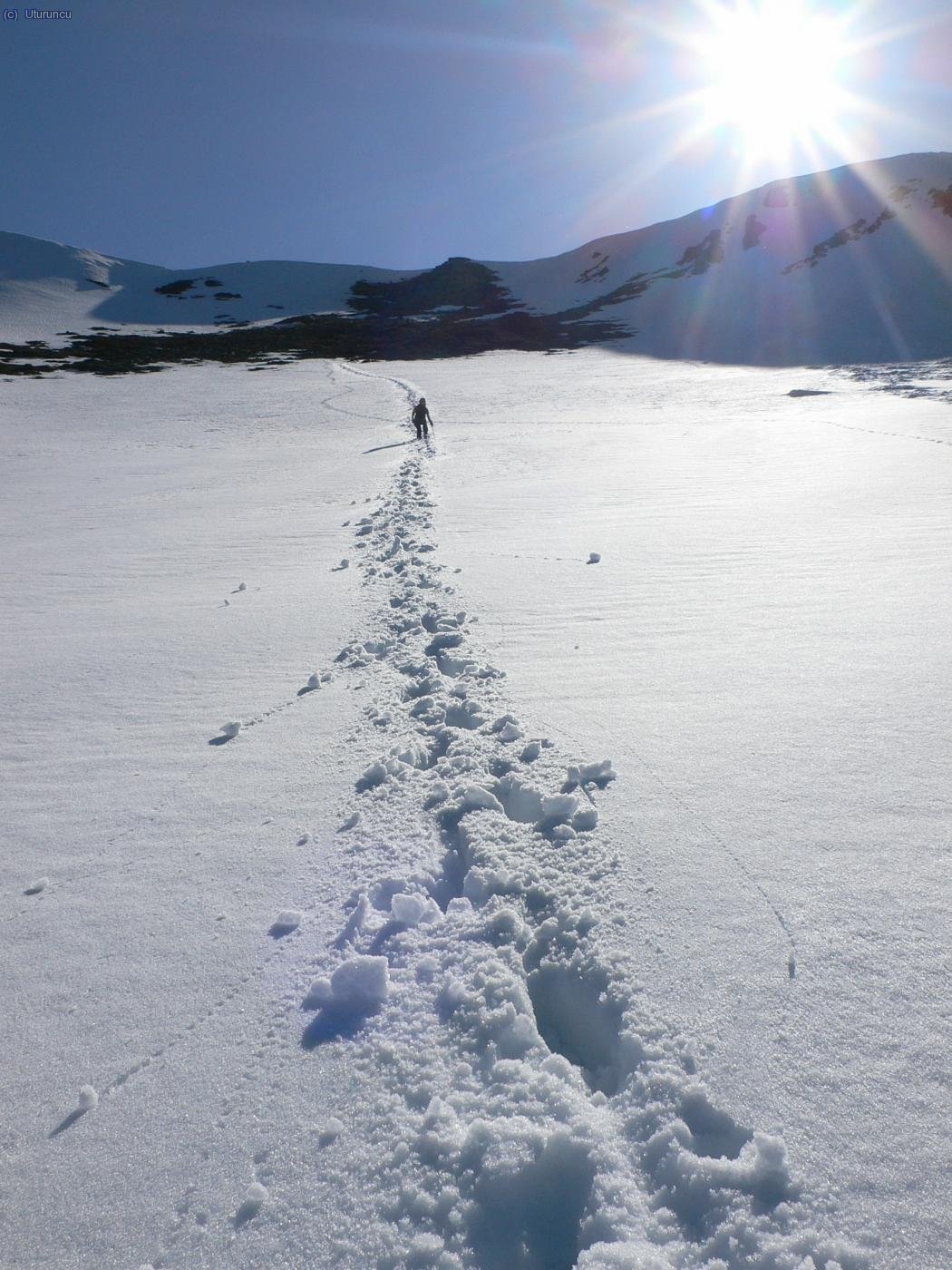 Como el circo de la Robeza se orienta a norte, hay m&aacute;s nieve y hay que mirar de reojo a las cornisas....