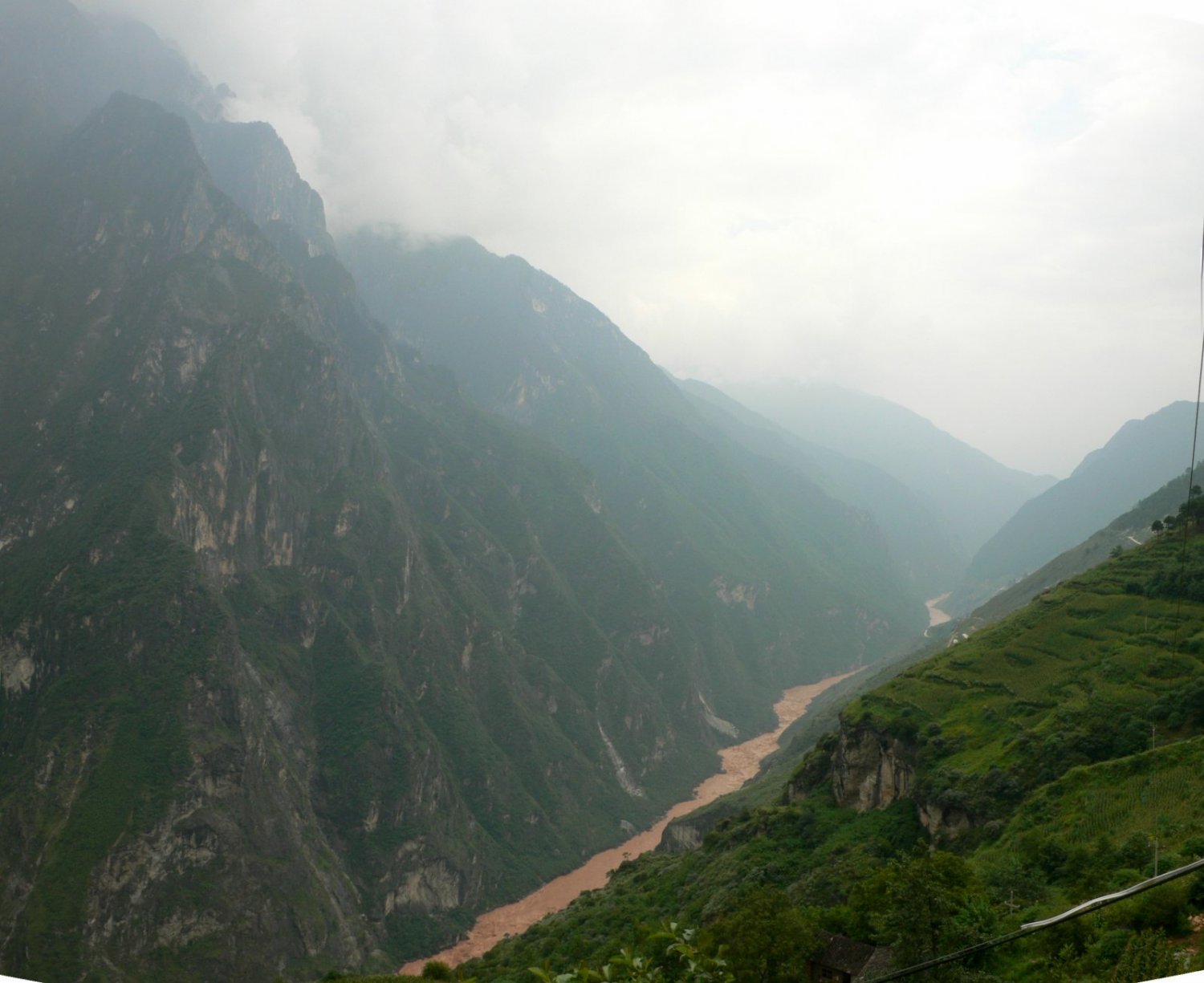 Tiger Leaping Gorge, sobre el r&iacute;o Yang Tse. Ver tambi&eacute;n galer&iacute;a m&aacute;s extensa del trekking del Salto del Tigre: http://uturuncu.madteam.net/galerias/2009-04/4859-tiger-leaping-gorge/