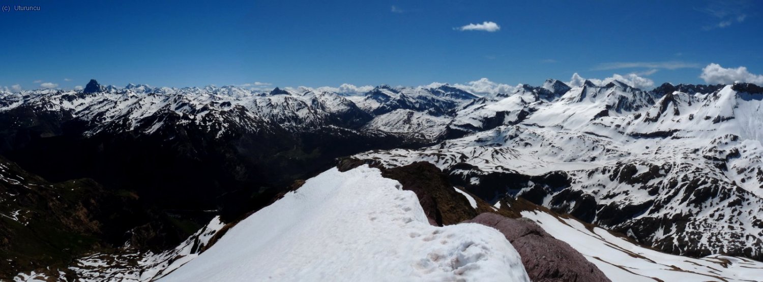 Desde la cima, mirando hacia el este: del Midi a Sierra Bernera, con un mont&oacute;n de picos en el medio.