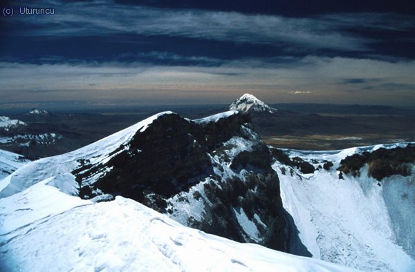 Vista del carater del Parinacota desde la cima. Detr&aacute;s, el Sajama