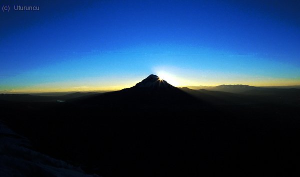 Sol de amanecer sobre el Sajama (6542m)