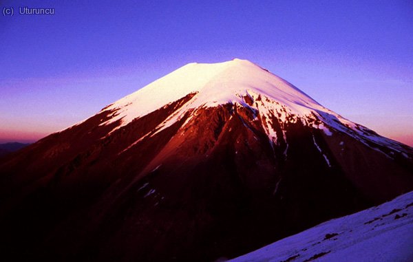 Amanecer sobre el volcán Parinacota