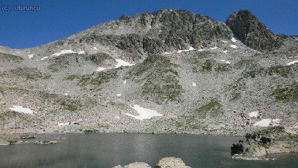 Cara sur de Gourgs Blancs y Jean Arlaud (dcha) desde el Lago de G&iacute;as.