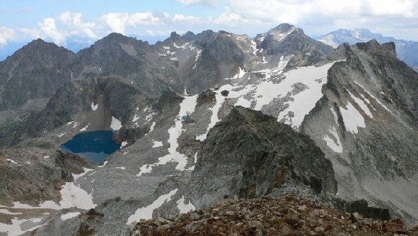 Vista desde Gourgs Blancs hacia el este: Quayrat, Lezat, Crabioules... Literola, Royo, Perdiguero, Seil dela Baca.... De fondo dcha, Malditos. Debajo en primer plano, Jean Arlaud.