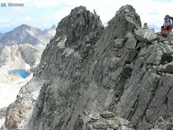 Cresta somital del Gourgs Blancs, Tour Armengaud la de la dcha.