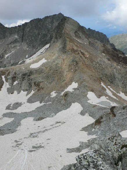 Espijeoules y Gourdon (delante camuflado) desde la brecha Gourgs Blancs-Jean Arlaud. Debajo, glaciar y collado Gourgs Blancs