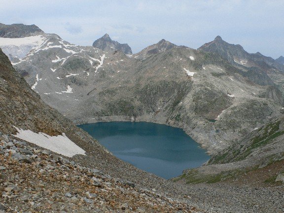 Vista ascendiendo al Collado inferior de Literola con: Seil dela Baca, Gourgs Blancs, Gourdon y Espijeoules. Debajo lago y refugio del Portill&oacute;n.