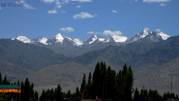 Cadena del Stok Kangri (pir&aacute;mide m&aacute;s a la derecha), desde Leh, Ladakh (estado de Kachemira y Jammu)