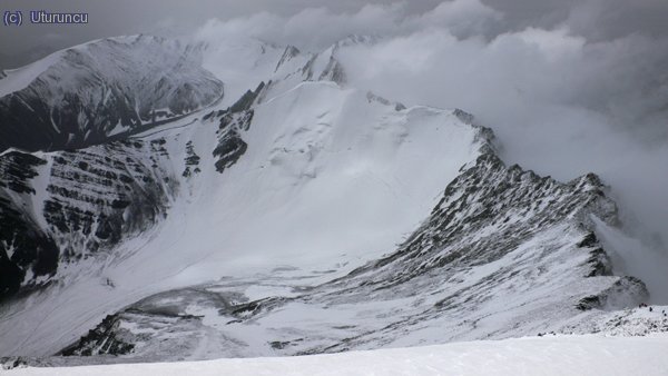 Vistas (escasas) desde la cima hacia el sureste: glaciar del Stok, ruta normal y Gulap Kangri