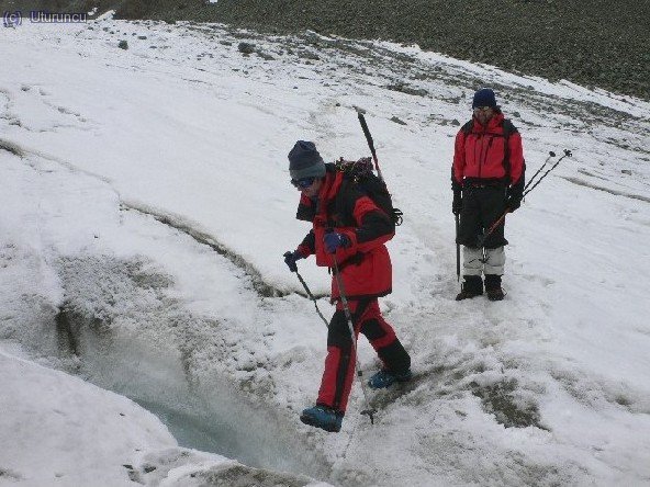 Saltando alguna grieta en el glaciar, a la bajada
