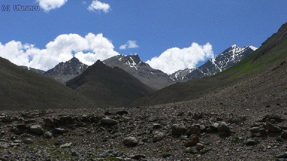 Valle de acceso al Stok (cima, a la derecha)
