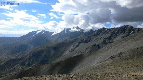 Stok Kangri desde cima pr&oacute;xima el paso Ganda La (5000m), durante la fase de aclimataci&oacute;n