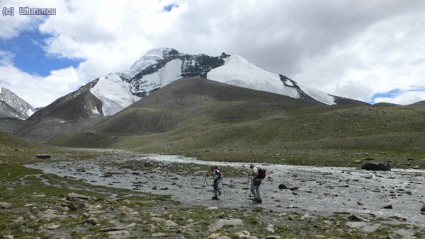 Fase de aclimataci&oacute;n: cruzando un r&iacute;o cerca del Campo Base (5000m) del Kangyatse, detr&aacute;s