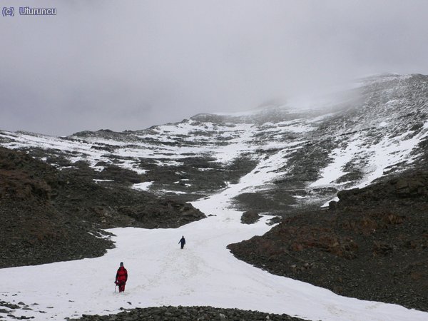 Nevero inferior y acceso al glaciar (5300m), durante el descenso