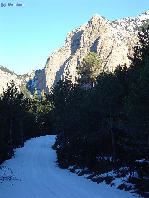 La Roca Gran de Ferrús i el coll de l´Estret determinen el primer tram d´ascensió. (Jordi Cazaña)