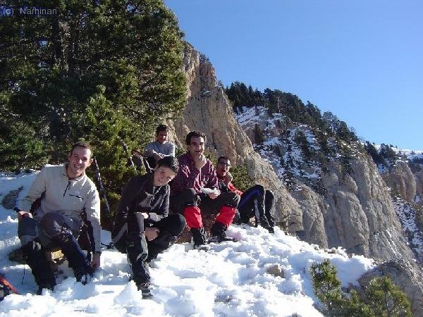 Passat el Coll de l´Estret i abans d´encarar les llosanques hem parat a fet un mos (Jordi Cazaña)
