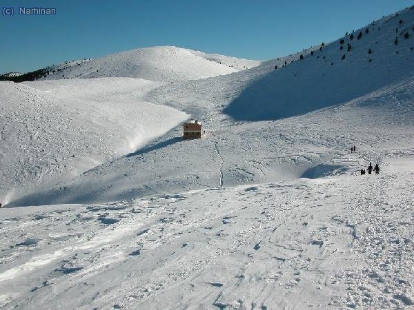 El refugi Delgado Úbeda al mig dels Rasos d´Ensija. Al fons el coll on començarem el descens. (Cristina Segura)